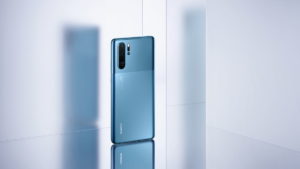 P30 Pro lifestyle acrylic blue JPG 20190829