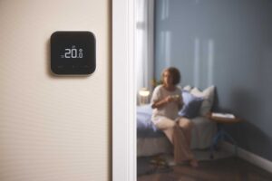 smart thermostat x lifestyle bedroom 4000x2668 0959 00