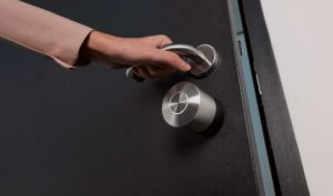 Nuki Smart Lock Pro black basering on door