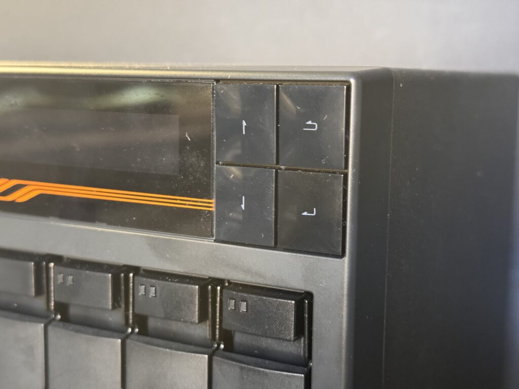 asustor as6804T fronte pulsanti