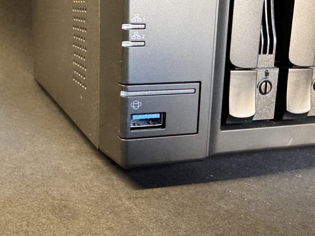 asustor as6804T fronte usb