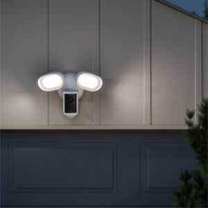 Ring annuncia la disponibilità in Italia di Floodlight Cam Pro, Wired Doorbell Pro, Indoor Cam Plus e Wired Doorbell Plus 16 1761822408wpdm Ring Floodlight Cam Wired Pro 4