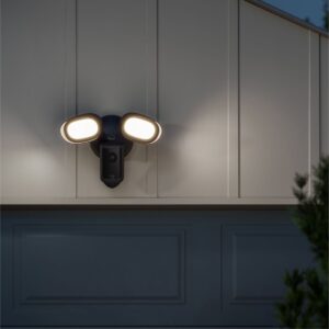 Ring annuncia la disponibilità in Italia di Floodlight Cam Pro, Wired Doorbell Pro, Indoor Cam Plus e Wired Doorbell Plus 5 1761822425wpdm Ring Floodlight Cam Wired Pro 3