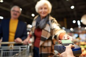 Senioren Bezahlen mit Smartphone Supermarkt iStockphoto SeventyFour