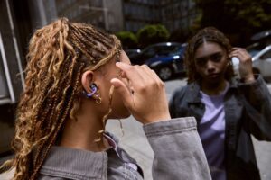 Vivi la magia del Natale con JBL 17 606179 LS JBL Soundgear Clips Lifestyle Image Purple 2 c5cd52 large 1754922866