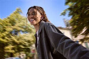 Vivi la magia del Natale con JBL 18 606180 LS JBL Soundgear Clips Lifestyle Image Purple 1b40e4 large 1754922868