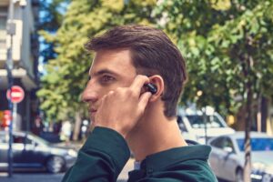 Vivi la magia del Natale con JBL 12 606183 JBL Sense Pro Lifestyle Image Black 79184d large 1754922871