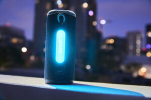 Vivi la magia del Natale con JBL 6 608786 JBL Grip lifestyle 2 e7662e large 1756460378