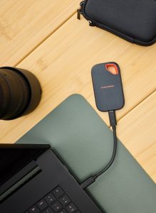 Sandisk introduce la nuova generazione di unità SSD portatili per supportare workflow più rapidi, complessi e contenuti sviluppati con l’AI 10 Copy of Life SNDK Extreme pSSD Black 03 PO Vertical