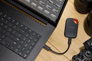 Sandisk introduce la nuova generazione di unità SSD portatili per supportare workflow più rapidi, complessi e contenuti sviluppati con l’AI 5 Copy of Life SNDK Extreme pSSD Black 28 PO