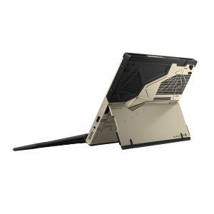 ASUS Republic of Gamers e KOJIMA PRODUCTIONS unite per offrire una nuovissima e straordinaria gamma di soluzioni per i gamer 6 ROG Flow Z13 KJP side view of the Z13 KJP with carbon fiber visible