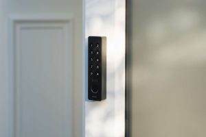 Nuki Keypad 2 NFC easily mounted on door frame ©Nuki