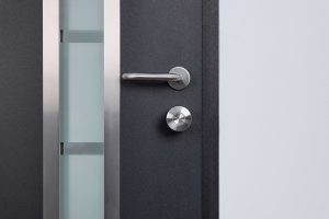 Nuki Smart Lock on black door ©Nuki