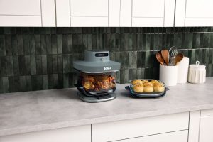 Ninja amplia il suo sistema di friggitrici ad aria in vetro con la nuova Ninja CRISPI PRO 7 JPG R AS101UKGY InUse Kitchen Counter XLContainer WholeChickVeggie Rolls