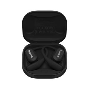 Suunto presenta Spark, cuffie open-ear a conduzione aerea: leggere e smart, offrono suono immersivo mantenendo la consapevolezza ambientale 8 Suunto Spark Black SS051356000 Case front tilt