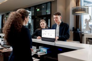 Philips Monitors presenta il primo monitor standalone bifacciale, con uno schermo su ciascun lato 19 24B2D5300 Main PR visual