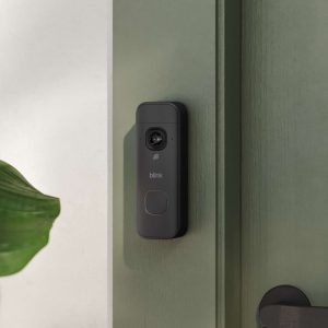 Blink lancia i suoi primi videocitofoni con risoluzione 2K, per una qualità video premium 17 BlinkBatteryDoorbell PR Lifestyle 02