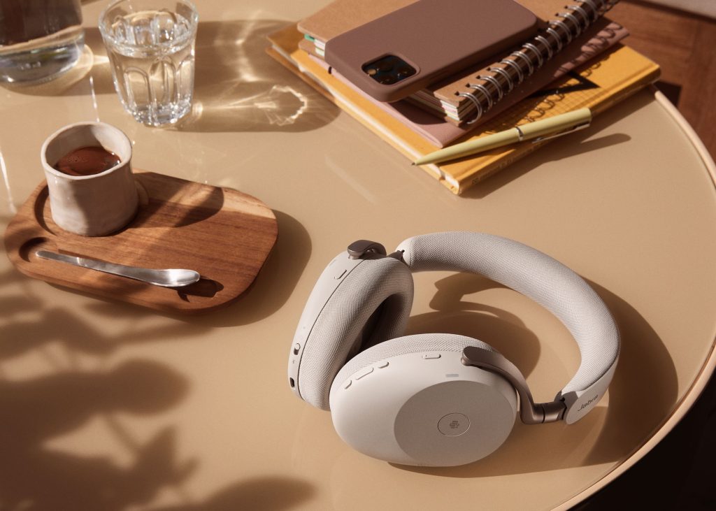 Lavorare in estate senza esagerare e senza stress, ma con gli alleati giusti 5 Jabra Evolve85 Exterior 01