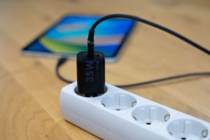 Xtorm arriva in Italia: performance e innovazione per la ricarica mobile di nuova generazione 37 Xtorm XEC0351 black Socket 02