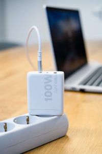 Xtorm arriva in Italia: performance e innovazione per la ricarica mobile di nuova generazione 34 Xtorm XEC100 Charging Laptop 01