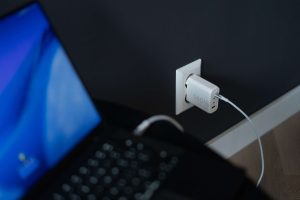 Xtorm arriva in Italia: performance e innovazione per la ricarica mobile di nuova generazione 35 Xtorm XEC100 Charging Laptop 04