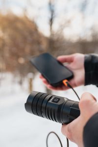Xtorm arriva in Italia: performance e innovazione per la ricarica mobile di nuova generazione 41 Xtorm XRF101 charging phone 03