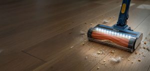 Shark presenta il nuovo aspirapolvere senza filo: potenza e tecnologia intelligente per la pulizia quotidiana 7 R IY143HC Hero High Center Nozzle LEDs On Extended