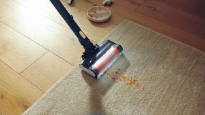 Shark presenta il nuovo aspirapolvere senza filo: potenza e tecnologia intelligente per la pulizia quotidiana 5 R IY143HC InUse NozzleOnCarpet