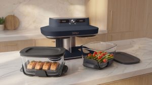 Ninja amplia la gamma CRISPi con la prima Friggitrice ad aria in vetro Ninja CRISPi DualZone a 2 contenitori in Italia 8 JPG R DD102UKBL1 InUse CounterTop Salmon CherryTomatoes