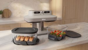 Ninja amplia la gamma CRISPi con la prima Friggitrice ad aria in vetro Ninja CRISPi DualZone a 2 contenitori in Italia 7 JPG R DD102UKIV2 InUse CounterTop Salmon CherryTomatoes