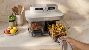 Ninja amplia la gamma CRISPi con la prima Friggitrice ad aria in vetro Ninja CRISPi DualZone a 2 contenitori in Italia 6 JPG R DD102UKIV2 InUse RoastedMeat ColorfulVegetable