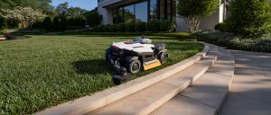 IFA 2026 - MAMMOTION spinge oltre ogni limite il taglio robotizzato del prato, per privati e professionisti 6 LUBA 4 AWD Equipped with an edge trimming accessory