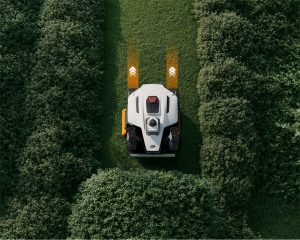 IFA 2026 - MAMMOTION spinge oltre ogni limite il taglio robotizzato del prato, per privati e professionisti 13 LUBA 4 AWD Narrow Passage