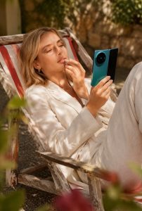 vivo X Fold6 arriva in Italia e porta la fotografia dei pieghevoli a un nuovo livello con il primo supporto al mondo per teleconvertitore esterno 8 vivo X Fold6 Blue ITA PR Lifestyle