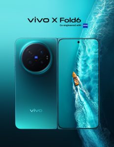 vivo X Fold6 arriva in Italia e porta la fotografia dei pieghevoli a un nuovo livello con il primo supporto al mondo per teleconvertitore esterno 6 vivo X Fold6 Blue ITA PR Product